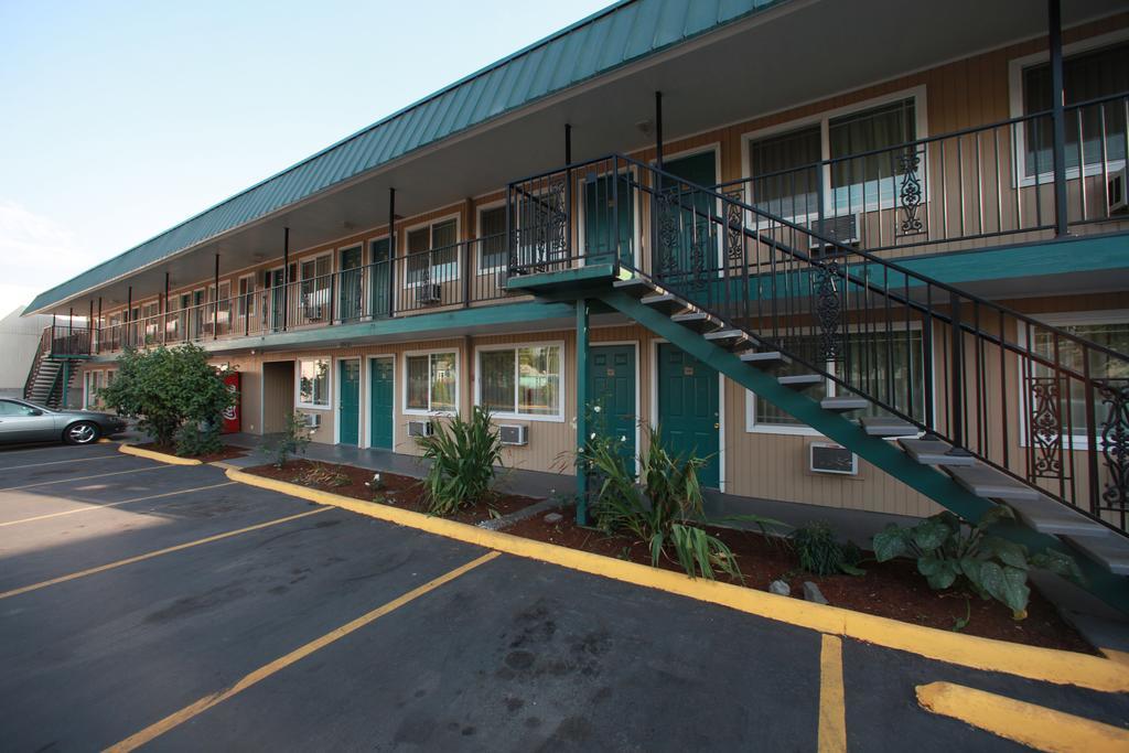 Executive Motel Юджийн Екстериор снимка